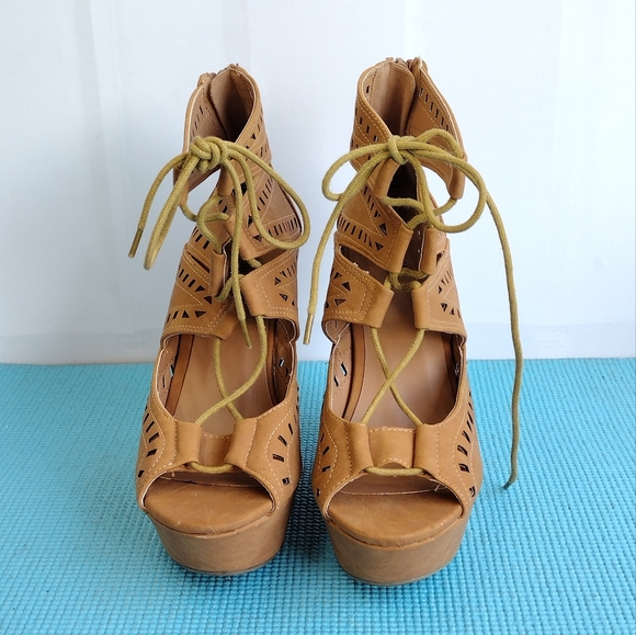 Charlotte Russe Tan Platform Wedges - Picture 4 of 9